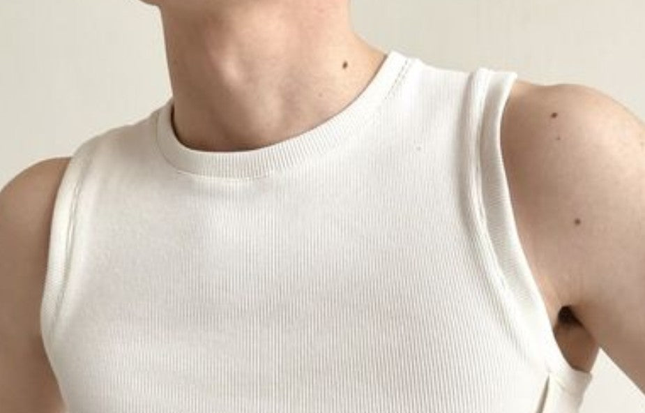 Men Solid Crew Neck Vest with structured hem