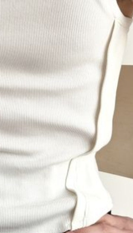 Men Solid Crew Neck Vest with structured hem