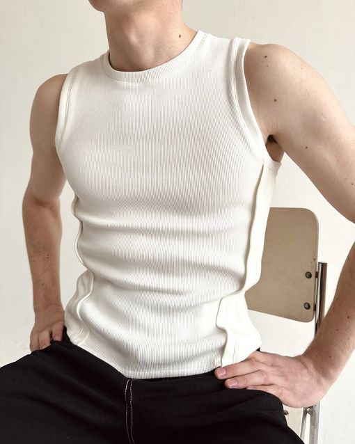 Men Solid Crew Neck Vest with structured hem